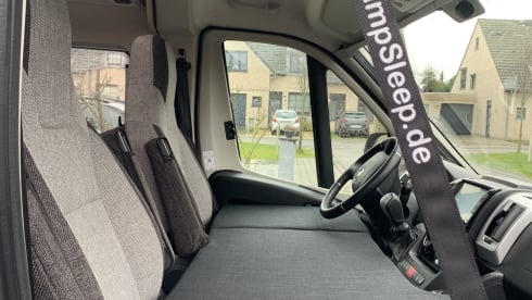 Comfortable Knaus Boxstar Street 600 (2+1 bed)