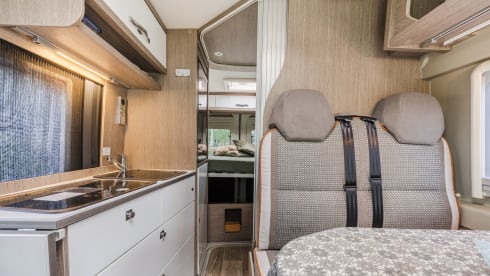 Joy – Beautiful 3p Pössl bus camper from 2020