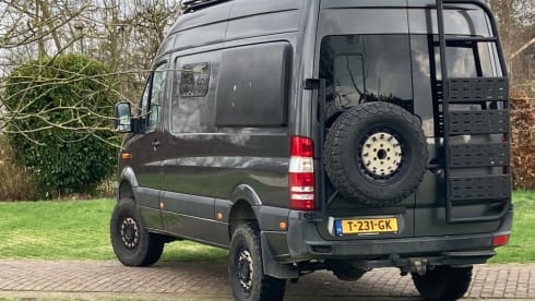 The Beast expeditie camper – 3p Mercedes-Benz bus from 2023