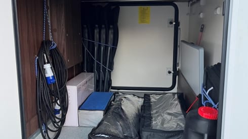 Luxe moderne (170pk) familiecamper met groot 2/3p bed en 2p hefbed