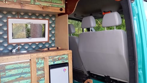 2p Volkswagen bus uit 2011