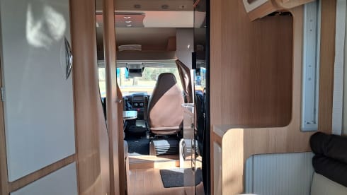 Luxe Etrusco Automaat met enkele bedden/hefbed ,grote garage