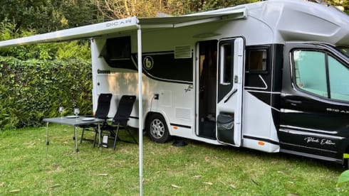 Cocoon 468 Northautokapppack (2024) with bicycle carrier. 