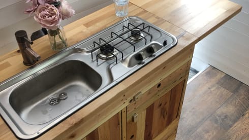 Peach – Cosy Mercedes Sprinter Campervan 