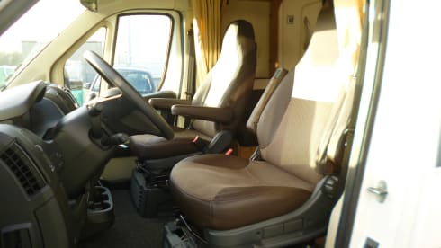 Corry – 5 person camper with electric lifting bed and length beds