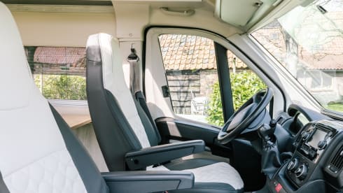 Jackie's hut – Beautiful Peugot Camperbus, 150 HP