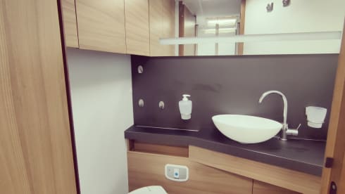 Hotelkamer op Wielen! – Hotel room on wheels! Very beautiful and luxurious Adria Matrix 5 p