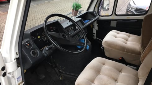 Dolly – Luxury retro '87 Mercedes on LPG / petrol