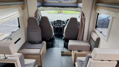 Betty Bob – Betty Bob is een luxe automatische camper met 5 zitplaatsen en 6 slaapplaatsen 
