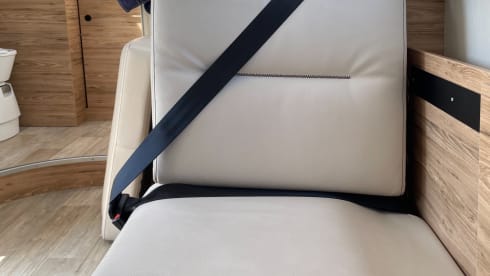 Amelie – Camping-car Pilote 7m 2 couchages avec salon spacieux.