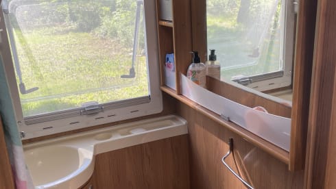 Camper spazioso e accessoriato per viaggi indimenticabili 