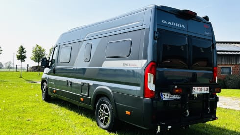 Twin Explorer SLB Luxe Fiat 140 AT9V 3,5T Automaat – 2p Adria Mobil bus uit 2024