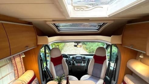 Zilveren parel. – Burstner with 2 x length bed and large dinette.