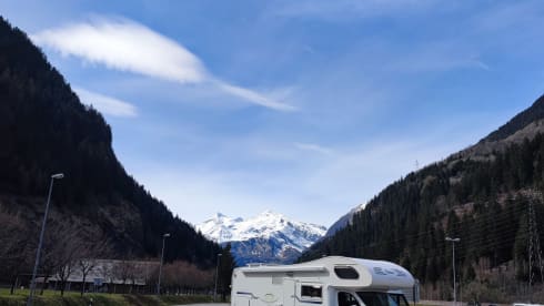 Zin in een tripje met een hele leuke familie camper? Lees snel verder ----> – Neat Mobilvetta alcove from 2007