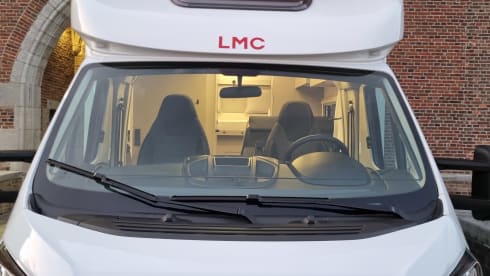 2026 NIEUW! – 🚐 LMC Spacious semi-integrated for 3 people