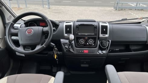 Very luxurious camper, 5.99 m, automatic, 2 length beds