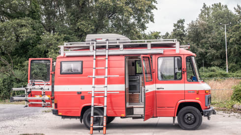 Pablo – Fire brigade bus & sturdy camper for your next adventure