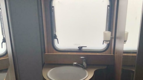 Louis, Camper to Go – Luxurious, spacious and comfortable Mc Louis Glamys 14, air conditioners, bunk beds