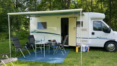 Attractive camper with fixed bed and easy to park