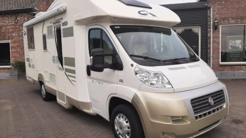 CI X-TIL – Very luxurious 4 person camper with queen bed and pull-down bed, lots of storage space
