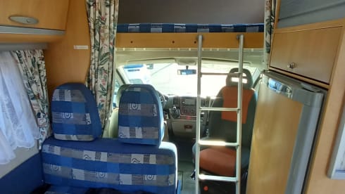 Family camper with XL garage and a cozy sitting area! (6Person)