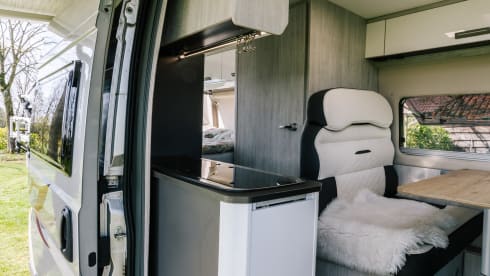 Jackie's hut – Beautiful Peugot Camperbus, 150 HP