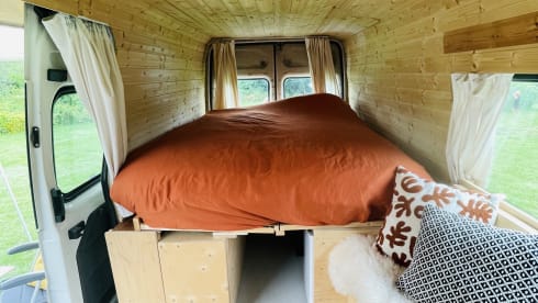 Betsy – Bus camper with long double bed!