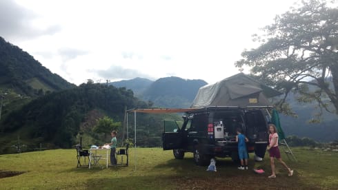 'Onzen Disco' – Landrover Discovery with roof tent