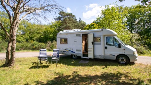 Paleisje99 – Camping-car Bürstner (2004) complet et puissant, avec 4 ceintures de sécurité et 3 couchettes.