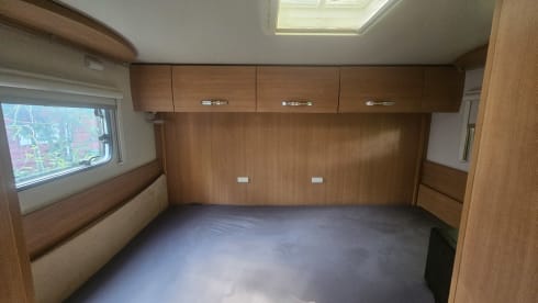 Adventurous and mega comfort with this 6-person Challenger alcove from 2012