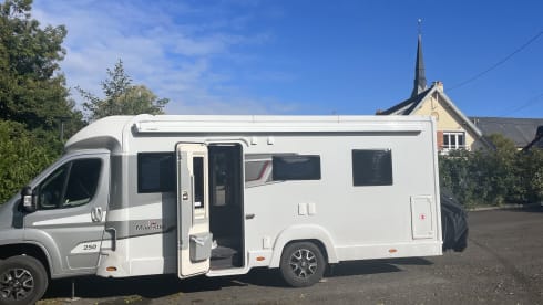 Queenie – Eldiss Majestic 250 - luxury 4 berth with extras 