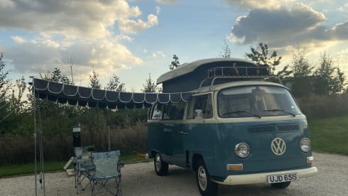 Daisy – Iconic Blue 1970s VW Camper