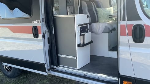V630J – 2p Pilote bus from 2025
