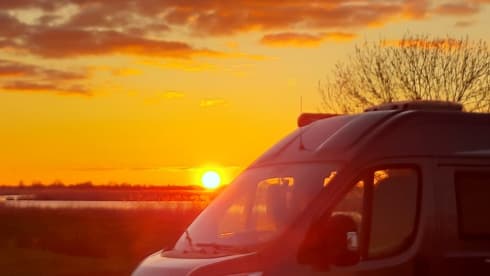 Luxury off grid bus camper from 2018