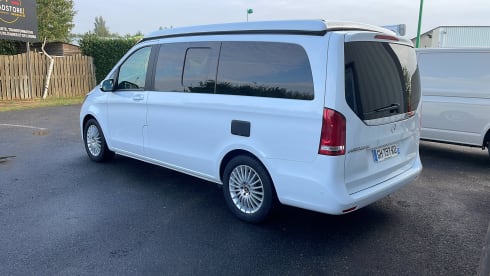 ROADSTORE 53230 – Mercedes Marco-Polo V250 190CV 4MATIC fitted van rental 4 beds