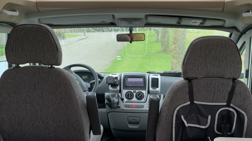 “De Zeeuwse Parel” – luxury 2-person camper for rent