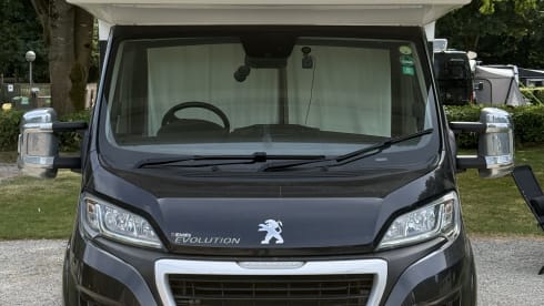Our Molly – 6 berth Peugeot alcove from 2015