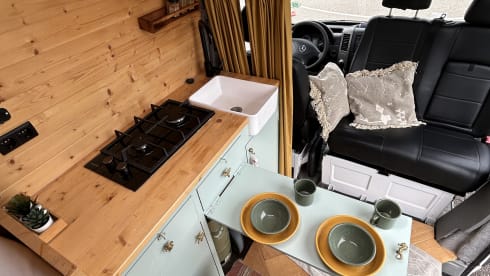Moby – Cozy, hip self-built Mercedes Sprinter