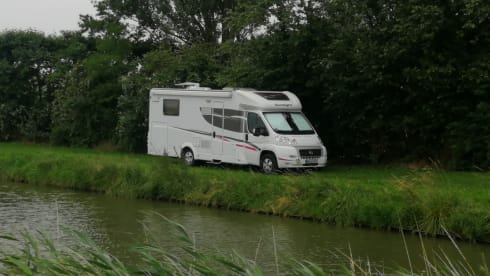 Wohnmobil Teilintegriert mit Einzelbetten und Hubbett  – Sunlight T68
