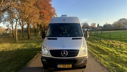 Bertus – Mercedes Sprinter 519CDI 3.0 V6 (191 hp) Automatic Bus Camper – B driving license –