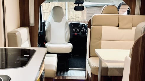 VIP 6 berth & 6 seatbelts – WiFi ✅ 2 TV's ✅ Pets ✅ Bikes ✅ Awning ✅ EU Travel ✅