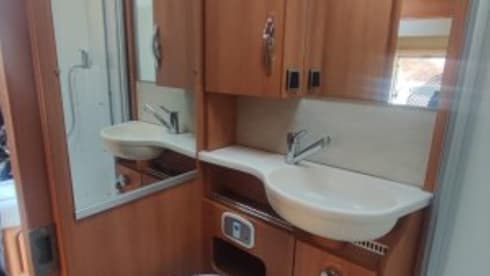 2p Hymer cl 588 semi-integrated from 2014