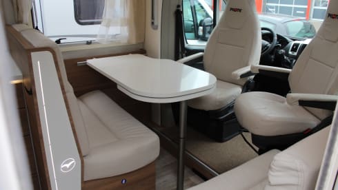Beautiful Pilote Pacific P746GJ for rent!