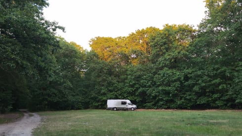 Luxuriöser, autarker Campervan mit Automatikgetriebe.