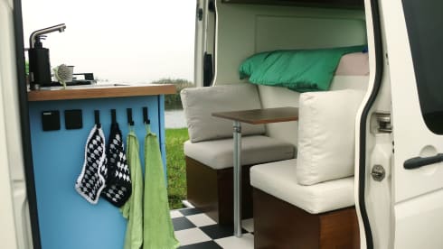 Bobbie – Colorful off grid crafter