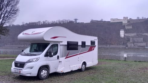 Happy Tour – 6-person Ahorn family camper Alcove 2018 with fixed beds 