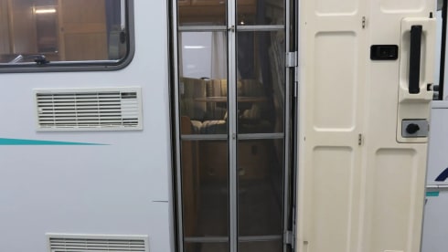 Hymer vast bed – Luxury entrance Hymer B574