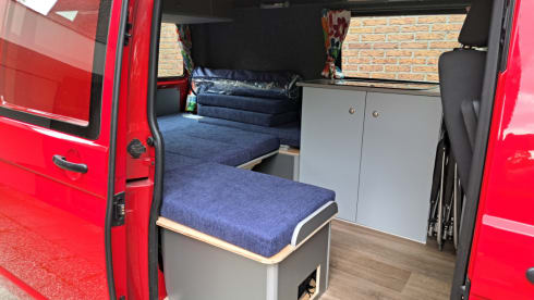 Compact camper van with round seating Volkswagen VW T5 TDI