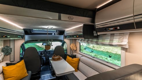 4p 2022 Roller Team – Extra spacious and free camping (330Ah battery, air conditioning and furnishings)