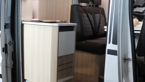 Roadhouse camperverhuur naam Surfer House – New Adria Mobil 2023 bus camper